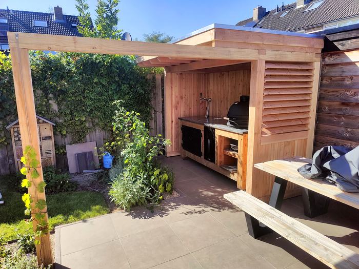 Met lamellenwand en pergola