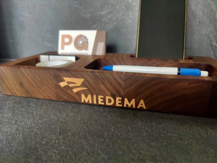 Detail: logo ingelegd in esdoorn
