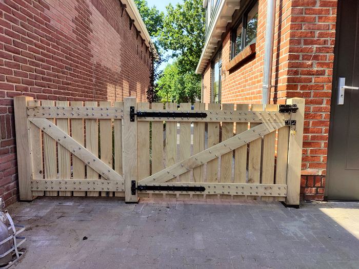 Dubbele poort met sierbouten