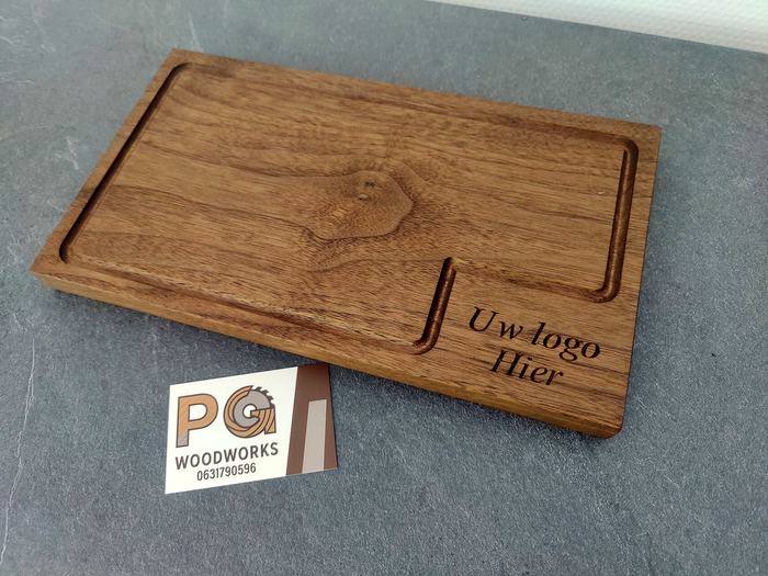 Plank met gegraveerd logo