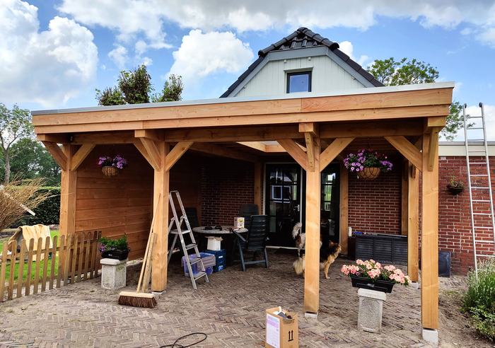 Aan een boerderijwoning