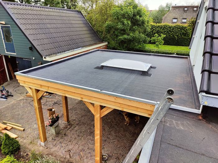 Plat dak met lichtkoepel