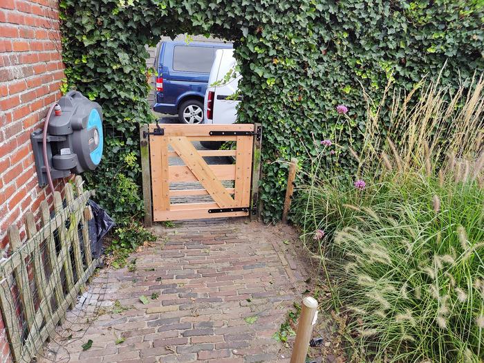 Tuinpoortje in een steeg