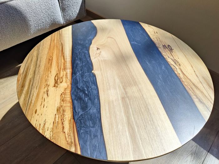 Detail: gespalt hout en parelmoer epoxy