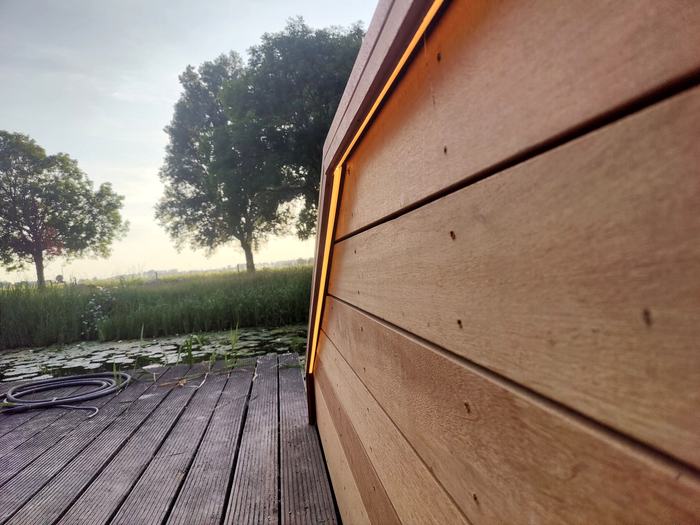 Detail: led-verlichting in de trapwang